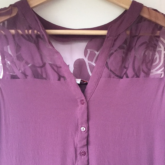 Sleeveless top with sheer flower detail - Picture 3 of 4